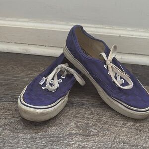 Women’s Vans canvas tennis shoes. Deep purple. Very good condition. mn’s US 6